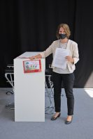 Monika Wicki mit den Unterschriften vor der Übergabe